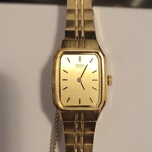 Vintage Ladies Gold Plated Seiko Quartz Wristwatch Featuring Square Golden Bezel